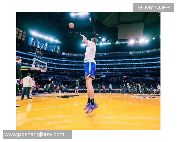 湖人训练热身艾顿与克内克特折返跑展现拼搏精神与团队默契